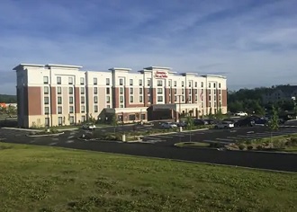 L'ex-hôtel Hampton Inn de Newburgh, acheté par l'organisation des Témoins de Jéhovah en 2014